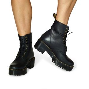 LIKE NEW Women’s Dr Doc Martens Black Leather Platform Boots Shriver Hi Sz 8